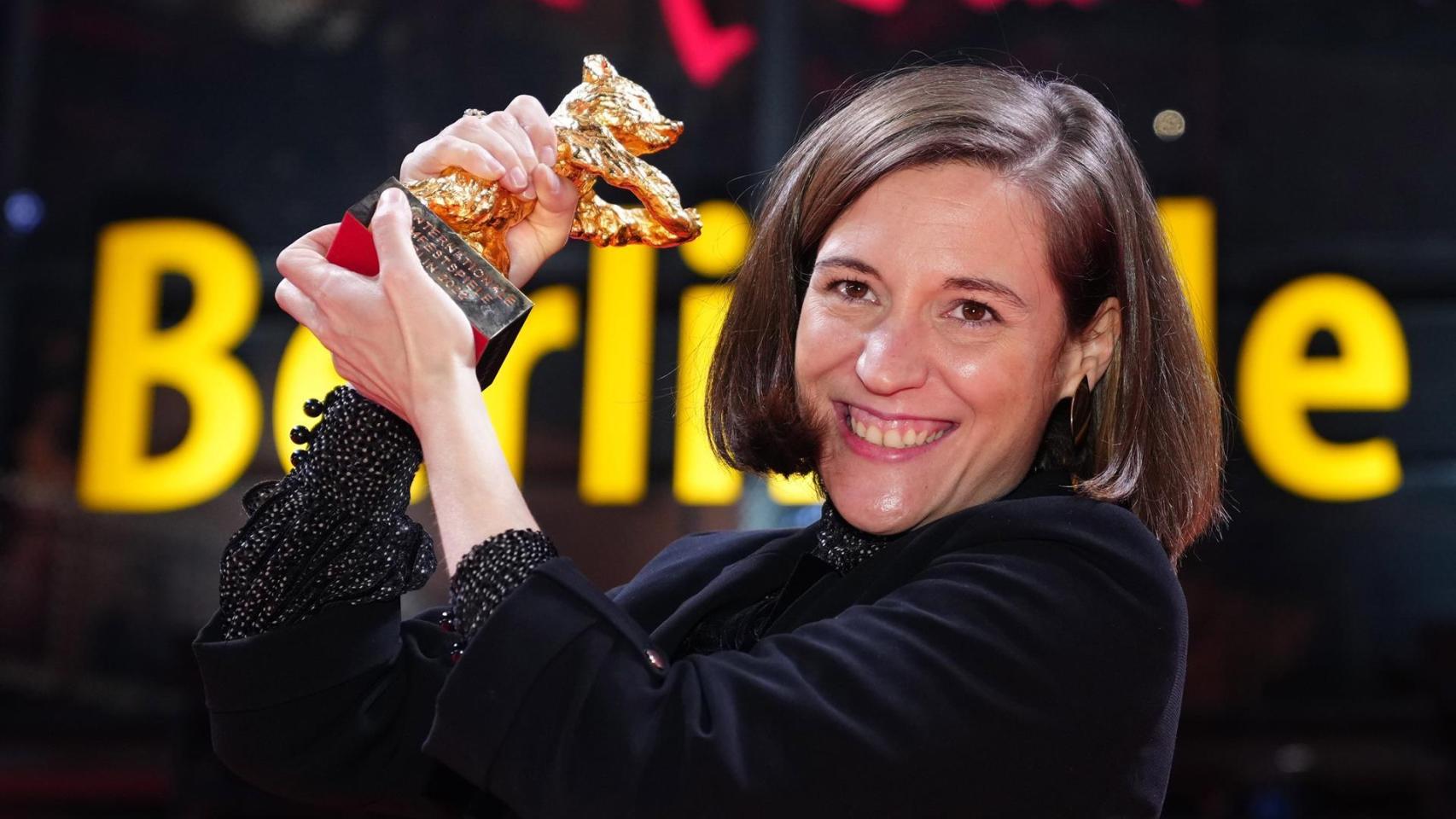 Carla Simón, con el Oso de Oro. Foto: EFE/EPA/Clemens Bilan