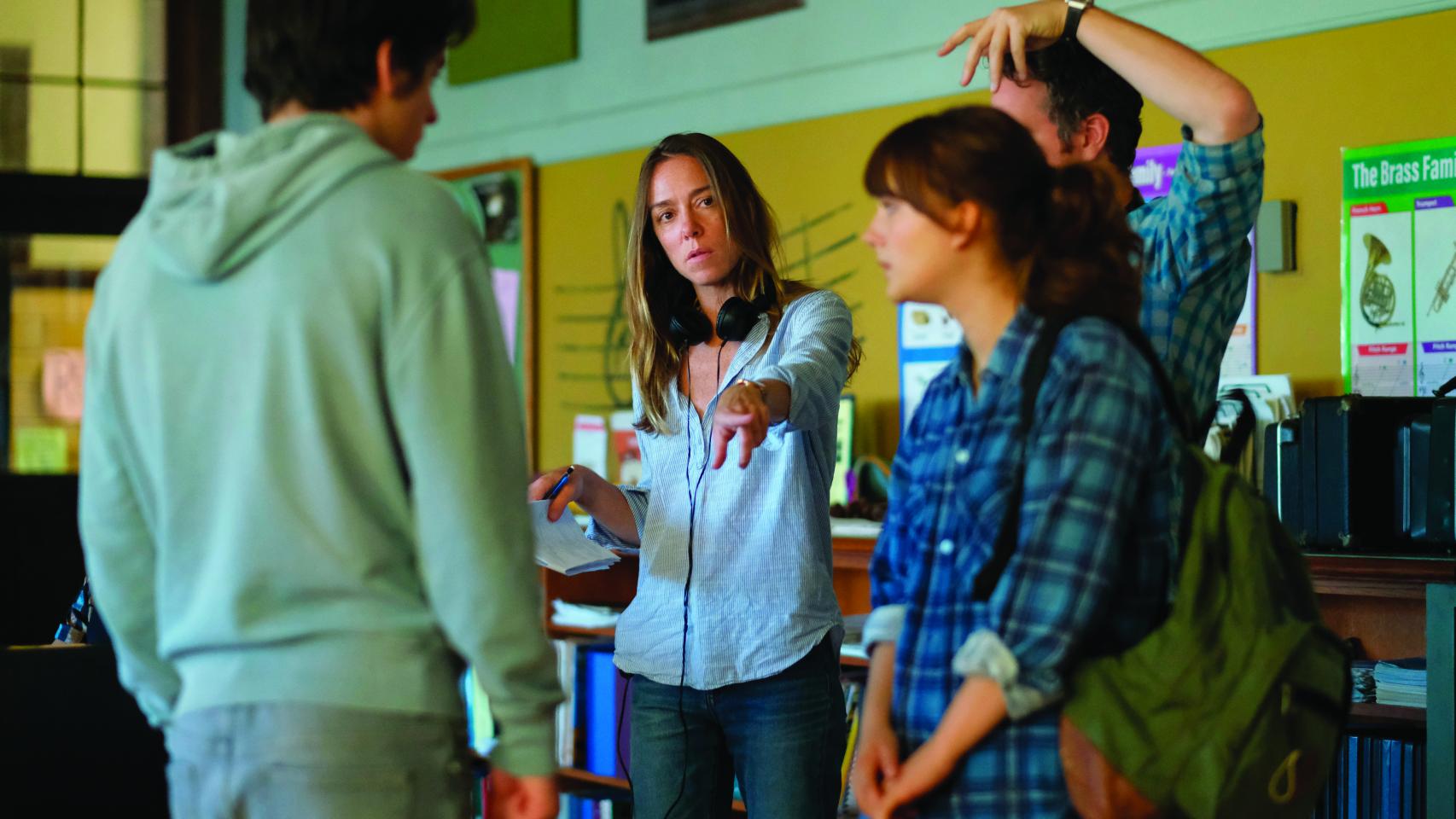 Siân Heder da instrucciones en el rodaje de 'CODA'