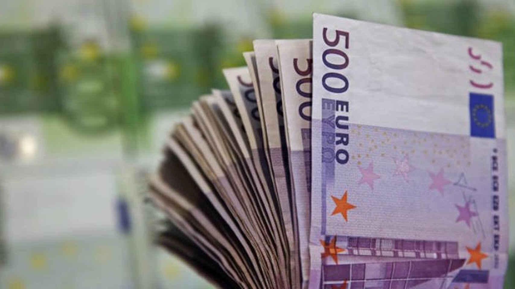 Diferentes billetes de euro.