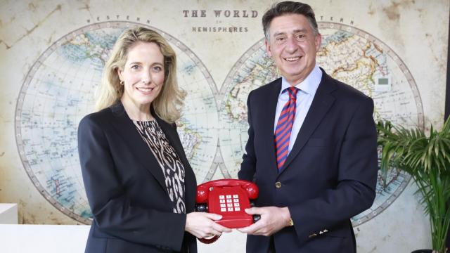 Patricia Ayuela, nueva consejera delegada de Línea Directa, y su antecesor en el cargo, Miguel Ángel Merino.