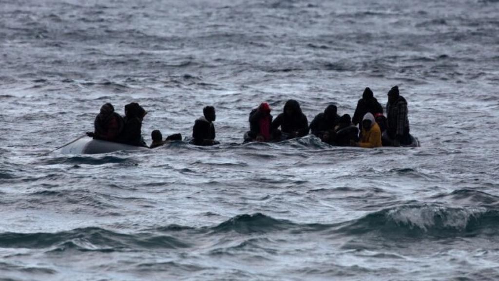 Una patera con inmigrantes cerca de la costa griega.