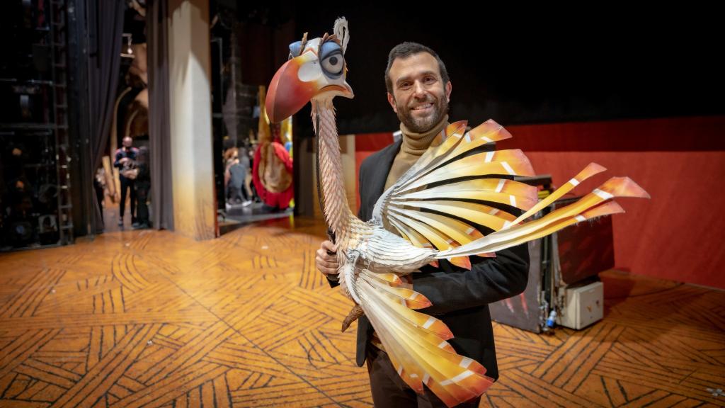 Zenón Recalde, director residente de 'El Rey León', sujeta el 'puppet' de Zazú sobre el escenario del Teatro Lope de Vega.