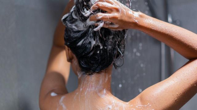 Lavado de pelo bajo la ducha