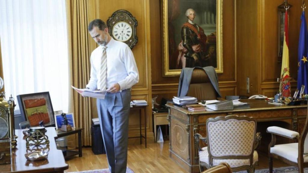 Una de las pocas imágenes del rey trabajando de forma privada que se publicó por su 50 cumpleaños.