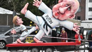 The carriage at the Düsseldorf festival represents the relationship between Navalny and Putin.