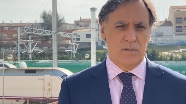 El alcalde de Salamanca, Carlos García Carbayo, en la zona de la estación de tren