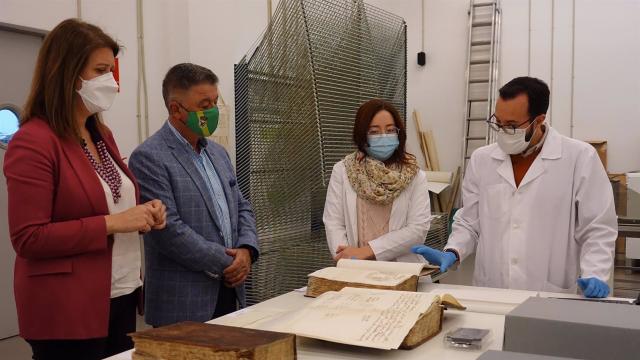 La delegada territorial de Cultura entrega al alcalde de Canillas de Albaida los libros.