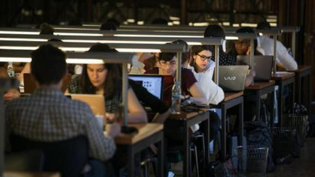 Estudiantes en la universidad.