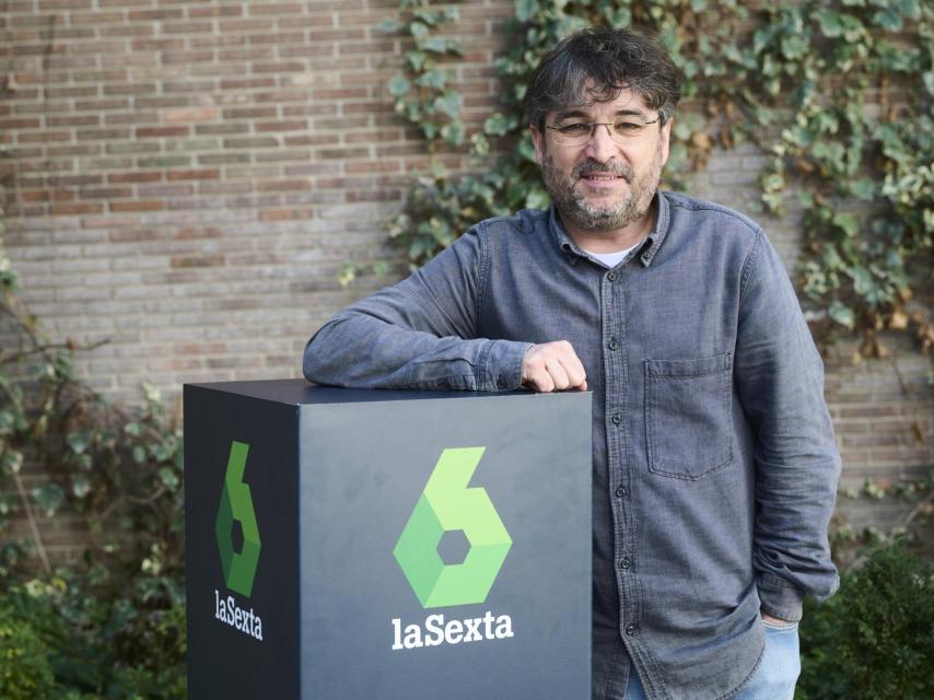 El presentador junto al logo de La Sexta, la cadena que siempre ha emitido sus programas.