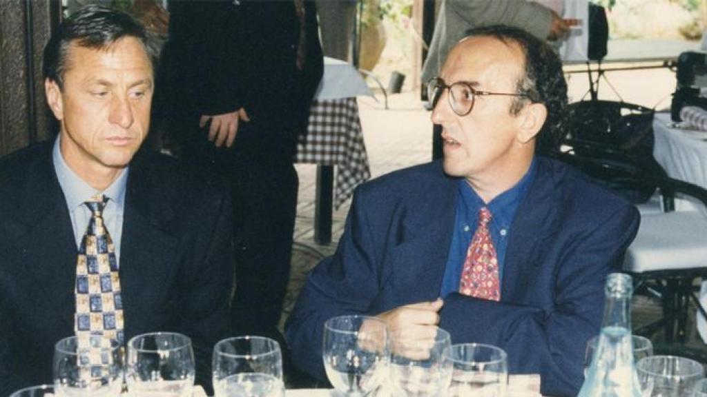 Roures, a la derecha, junto al futbolista Johan Cruyff.