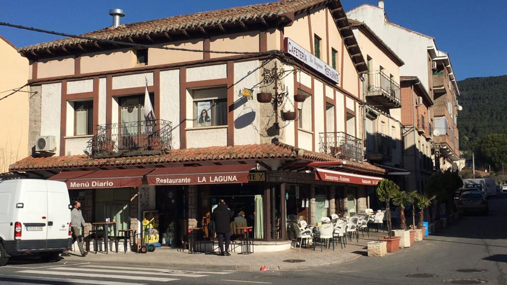 La Laguna en la actualidad, con un póster de Isabel Díaz Ayuso en una de las ventanas.