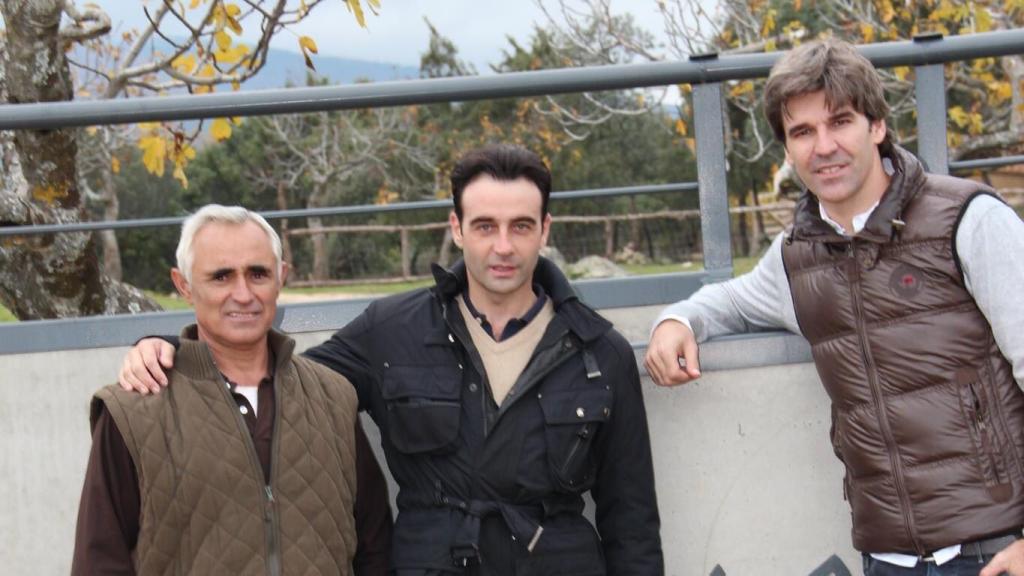 Daniel Alcázar (derecha) junto al torero Enrique Ponce (centro) en la finca Piedra Escrita.