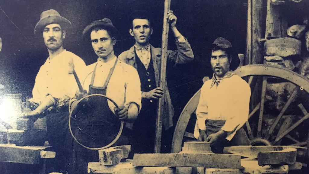 El abuelo paterno de Isabel Díaz Ayuso, en segundo plano, con camisa oscura.