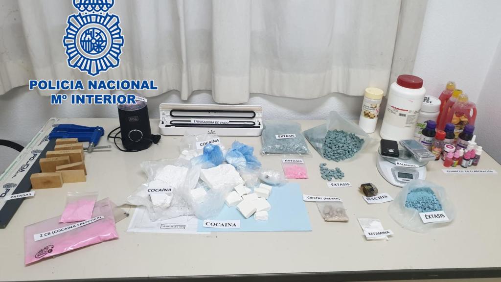Doble golpe al narcotráfico: detenidas cinco personas dedicadas a la venta de droga en un barrio de Alicante