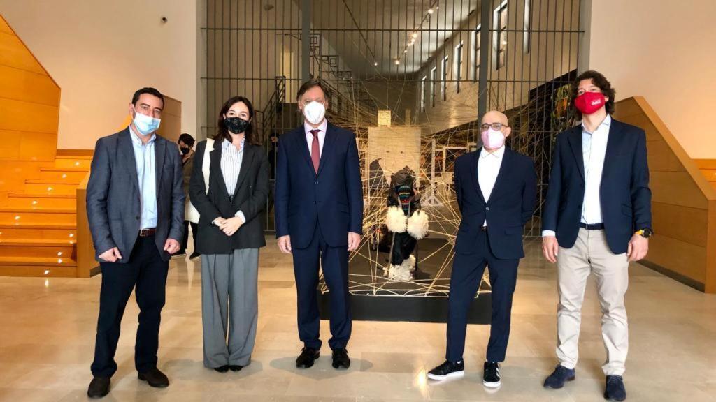 La muestra, inaugurada por el alcalde de Salamanca, Carlos García Carbayo, y por la directora de la Fundación Coca-Cola, Beatriz Osuna