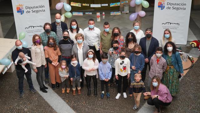 Vista de los escolares ganadores del concurso de la Diputación