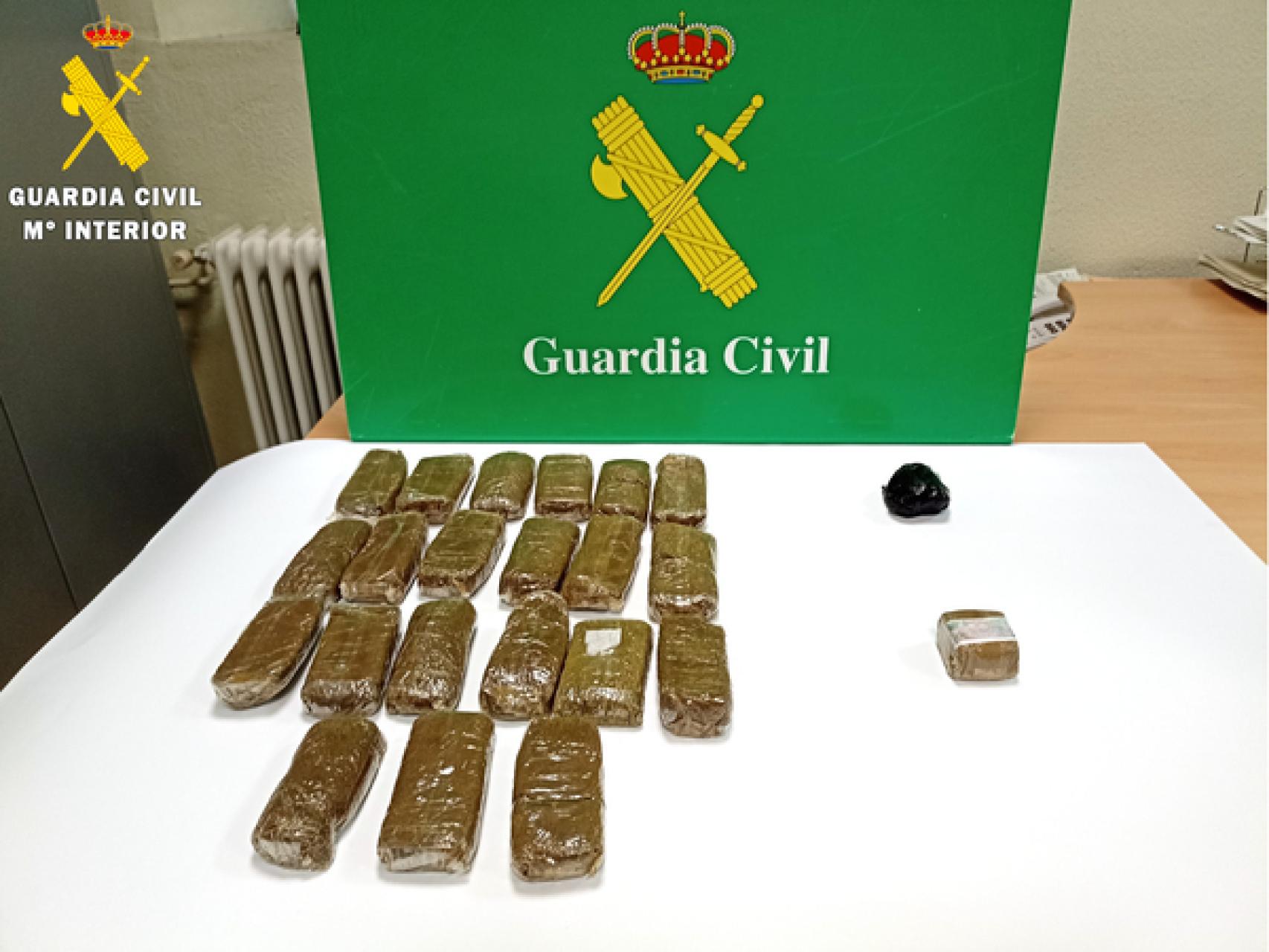 La droga incautada por la Guardia Civil.