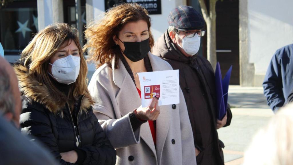 La delegada territorial de la Junta de Castilla y León, Clara San Damián, con el bono de transporte