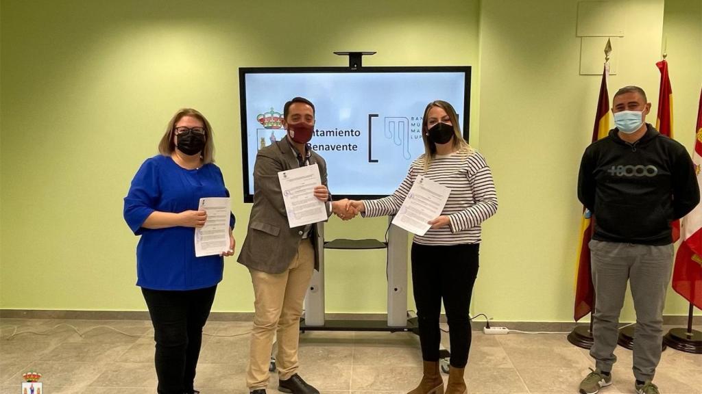 Firma del convenio con Maestro Lupi