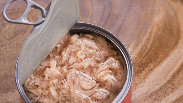 No tires el aceite de las latas de atún, utilízalo así.