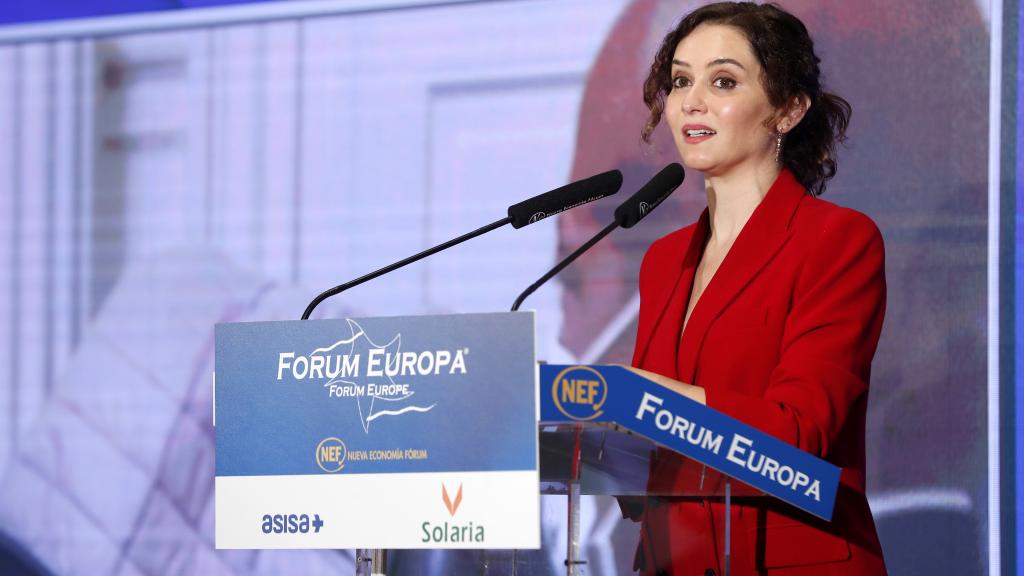 Isabel Díaz Ayuso con una blazer roja, color que representa a la Comunidad de Madrid y uno de sus favoritos.