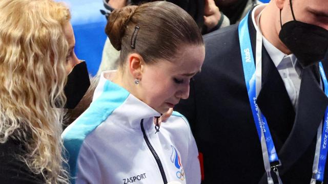 Kamila Valieva llorando junto a sus entrenadores Eteri Tutberidze y Daniil Gleikhengauz