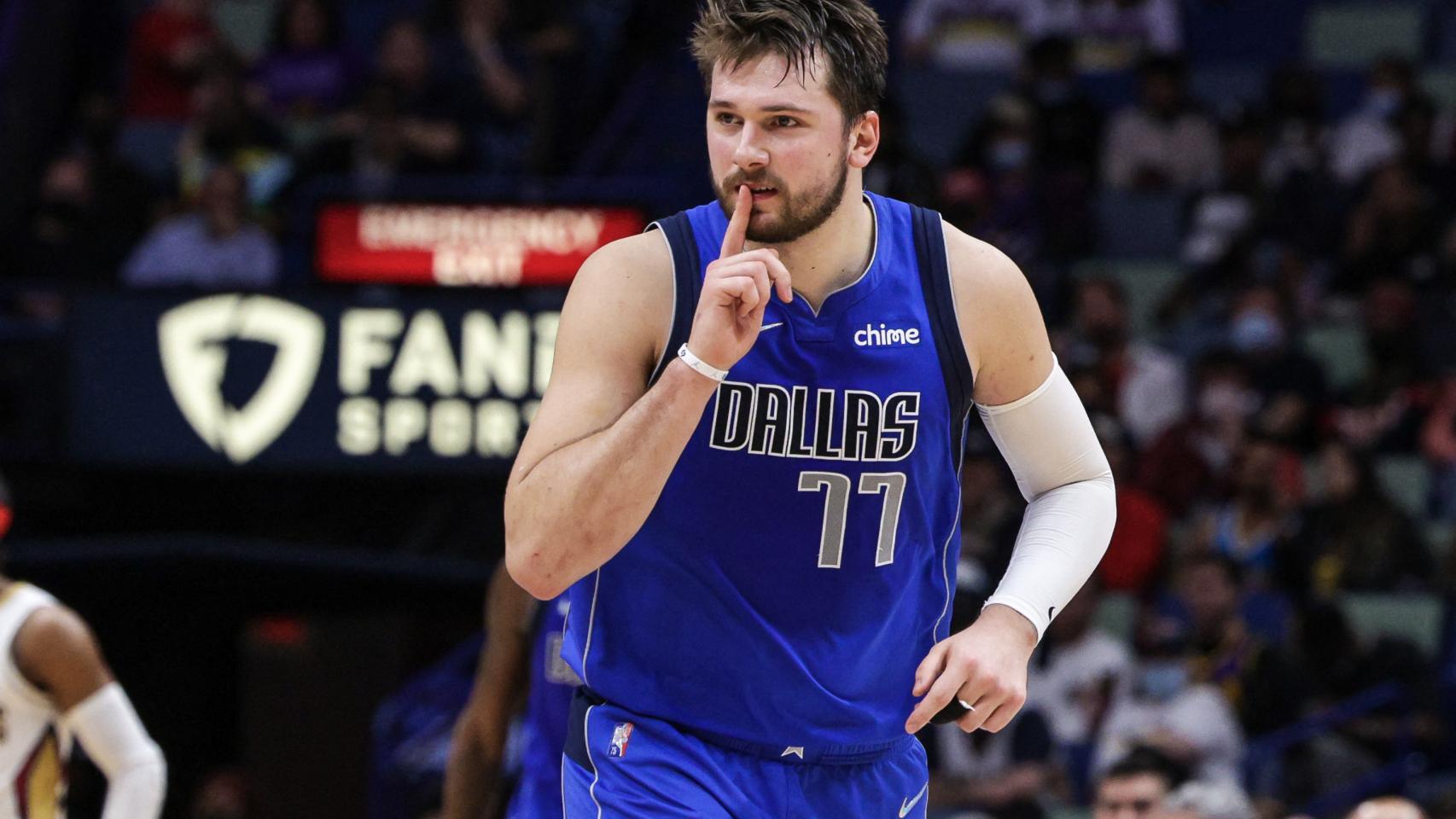 Luka Doncic celebra una canasta ante los New Orleans Pelicans