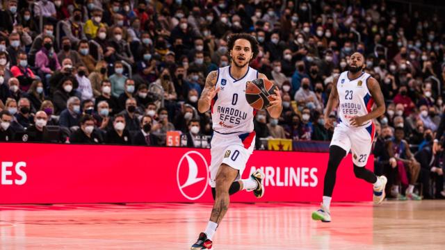 Shane Larkin durante un partido de Anadolu Efes