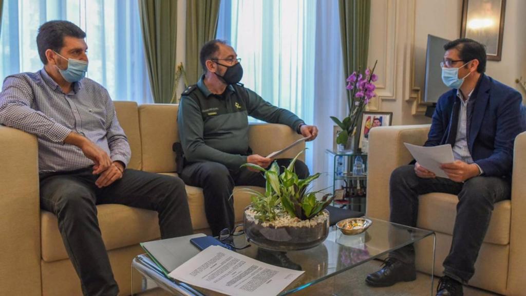 Reunión entre José Manuel Caballero, presidente de la Diputación de Ciudad Real, y José Antonio Valle, teniente coronel jefe la Comandancia de la Guardia Civil de Ciudad Real. Foto: Diputación de Ciudad Real