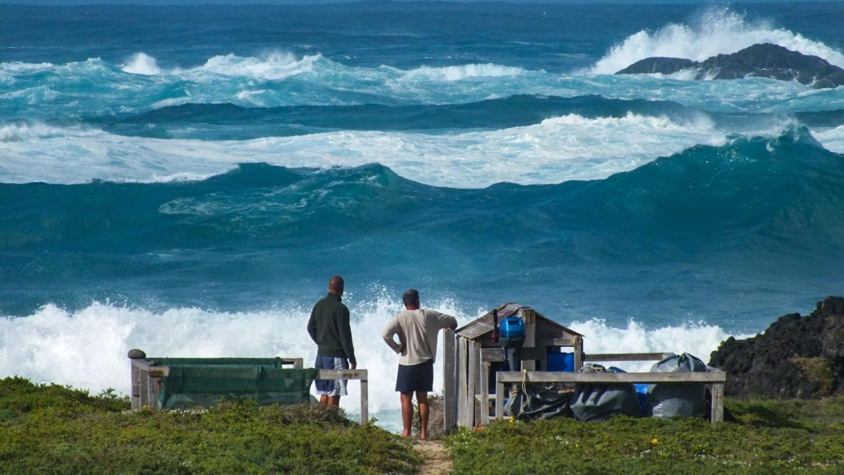 Los dos guardas del parque natural de las Islas Salvajes.