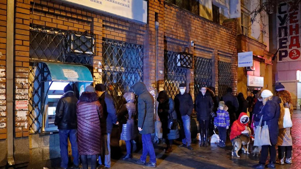 Ciudadanos de Donetsk (Ucrania) hacen cola para retirar efectivo en los cajeros automáticos de la banca.