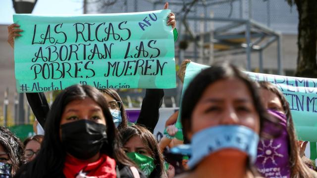 Una manifestación pidiendo la despenalización del aborto en Ecuador.