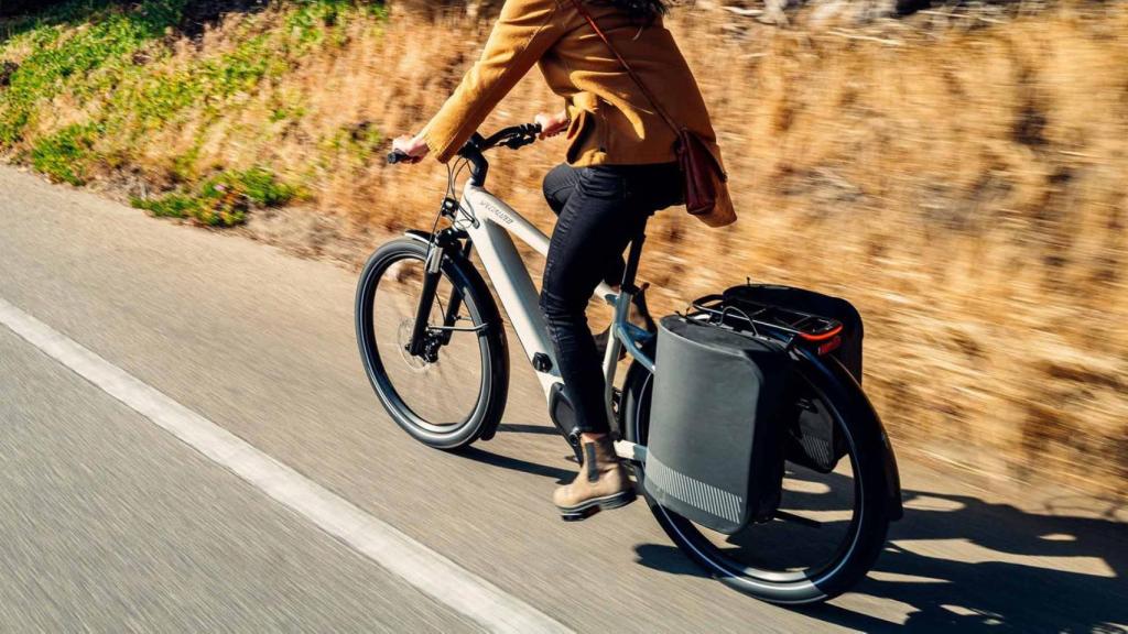 La bicicleta eléctrica Turbo Vado en movimiento y con cargas en su zona trasera.