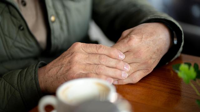 Las manos de Antonio, un jubilado que quiere desheredar a sus hijos. Hace 30 años que no los ve.