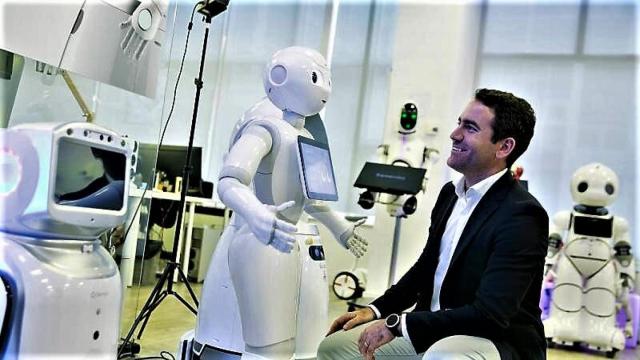 Teodoro García Egea, en una visita a la empresa Casual Robots en Madrid, en 2019. Es la imagen que ilustra su propia página web.