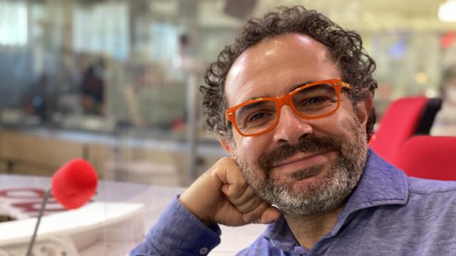 El Mago More, en los estudios de RNE, donde participa en el programa de Las mañanas.