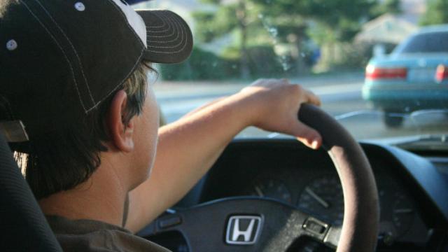 Un hombre conduciendo.