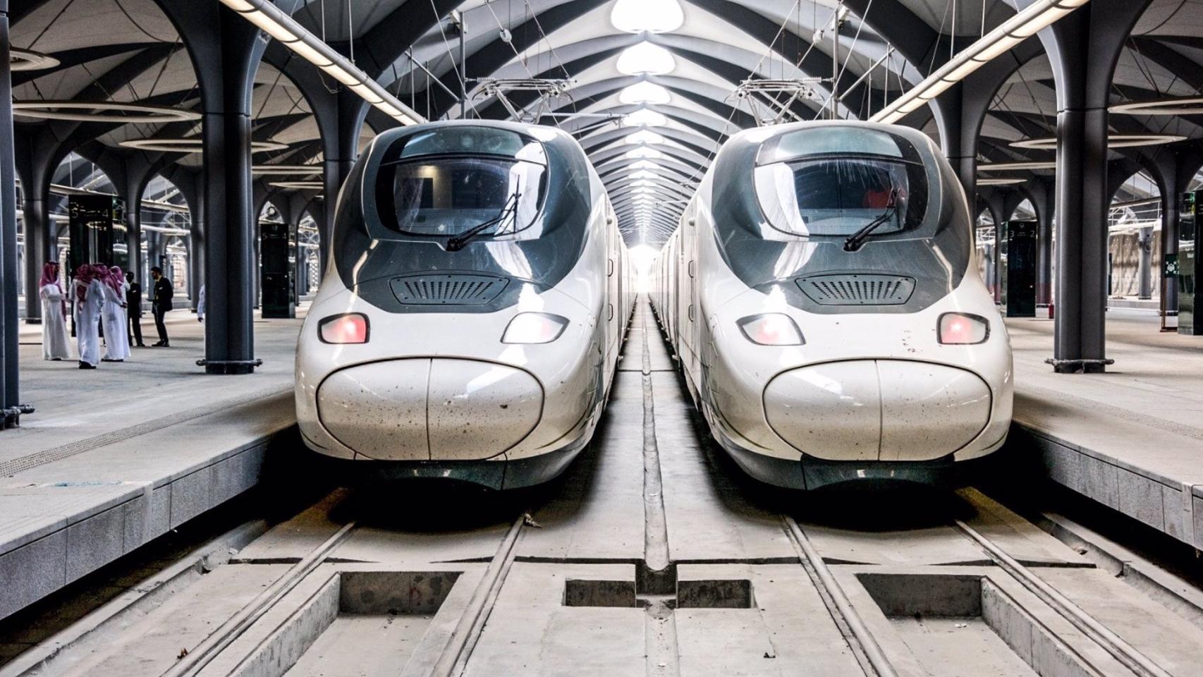 Trenes Haramain o ‘AVE a la Meca’ en una estación de la línea.