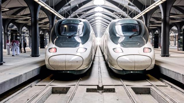 Trenes Haramain o ‘AVE a la Meca’ en una estación de la línea.