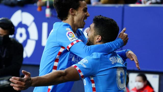 Joao Félix y Luis Suárez se abrazan.