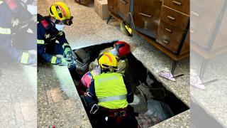 Los bomberos rescatan a una mujer tras el derrumbe de su vivienda en Callosa.
