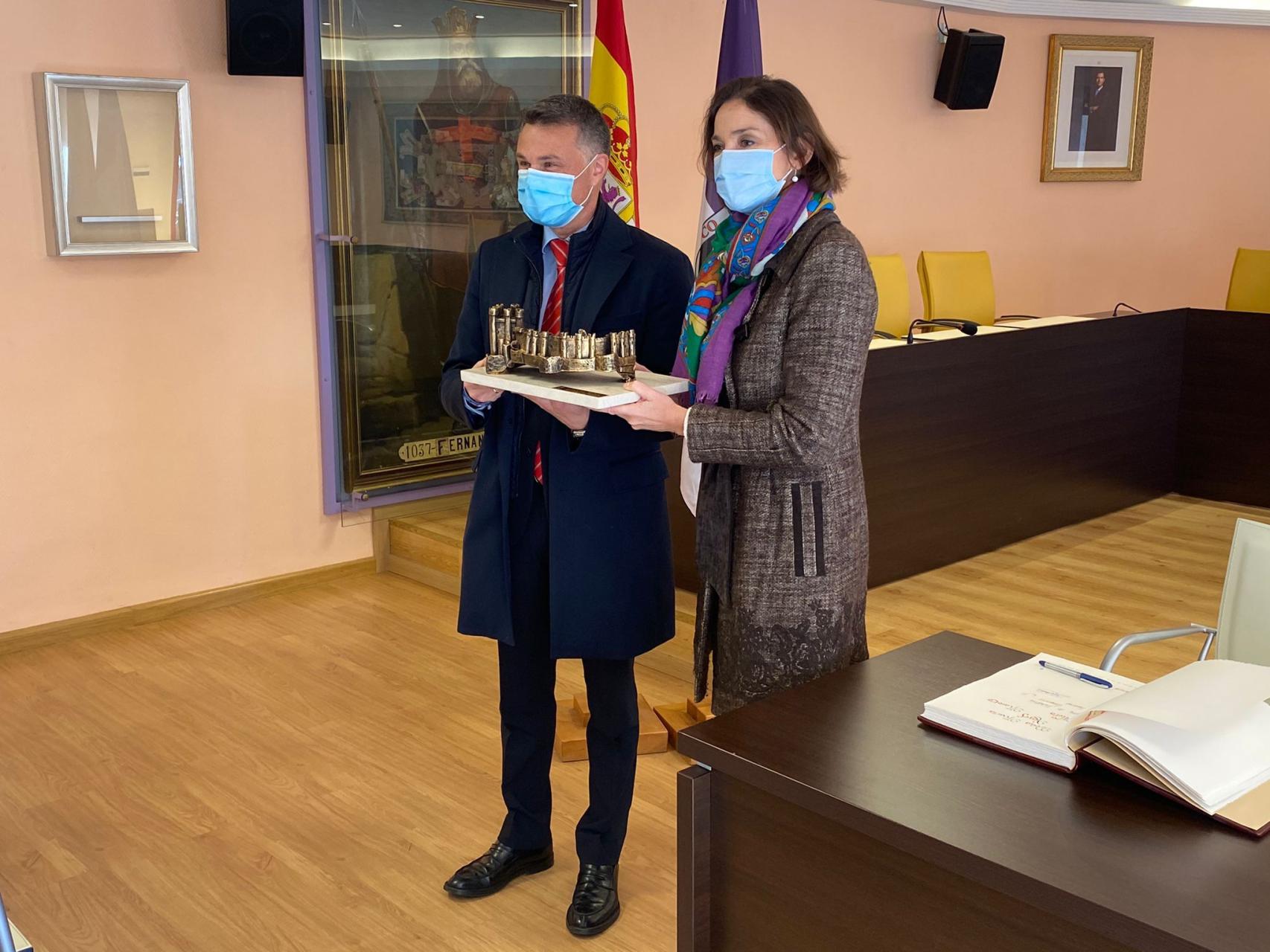Reyes Maroto en su visita al Ayuntamiento de Valencia de Don Juan