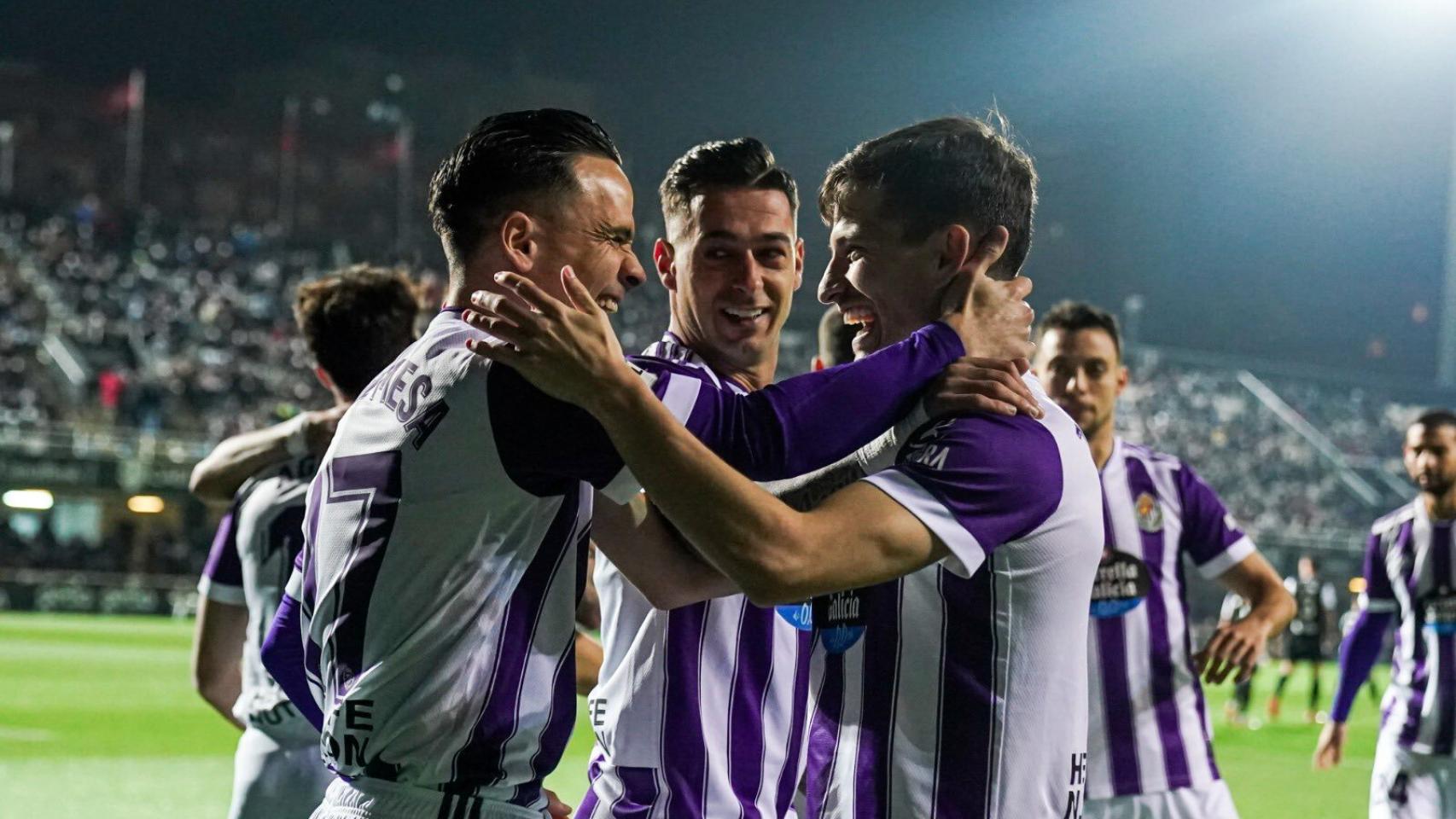 Toni y Roque celebran el primer gol del Real Valladolid