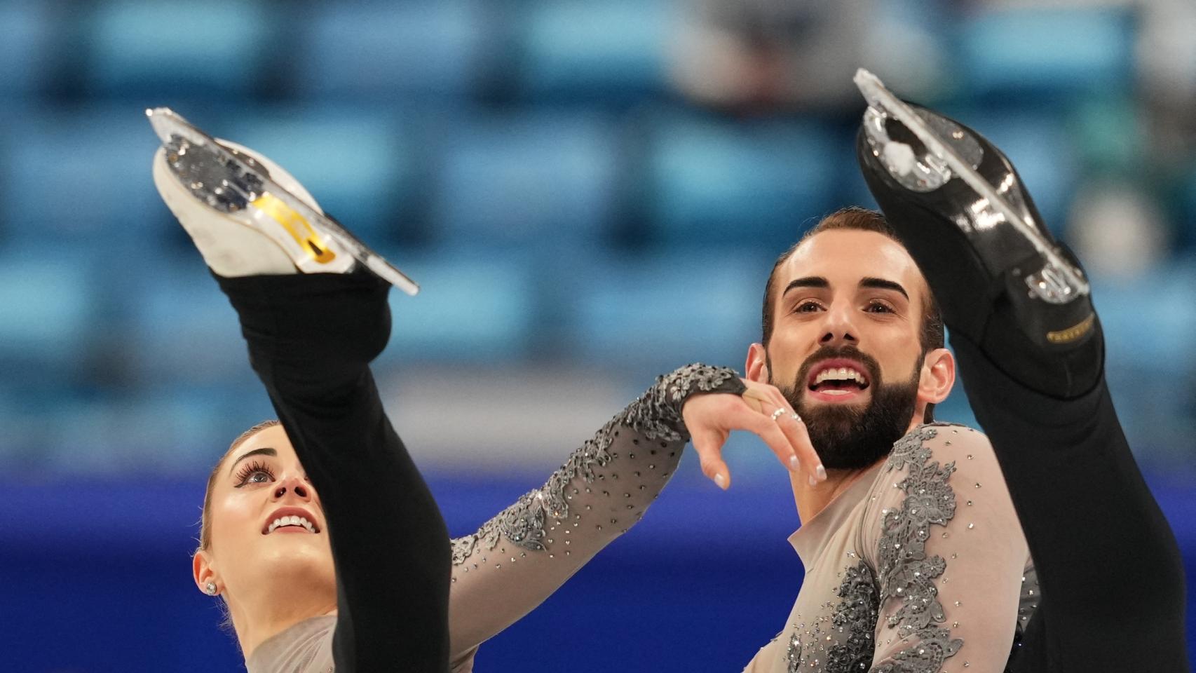 Timothy LeDuc, junto a su compañera Ashley Cain-Gribble en Pekín 2022.