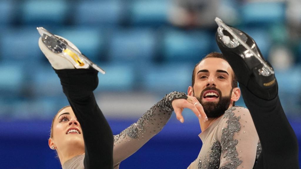 Timothy LeDuc, junto a su compañera Ashley Cain-Gribble en Pekín 2022.