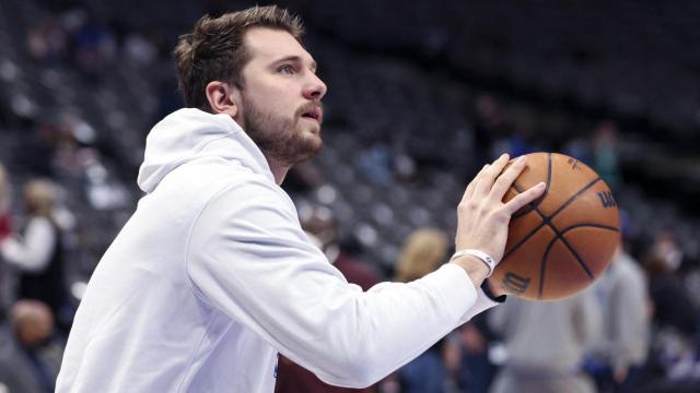 Luka Doncic ejercitando el tiro durante un calentamiento