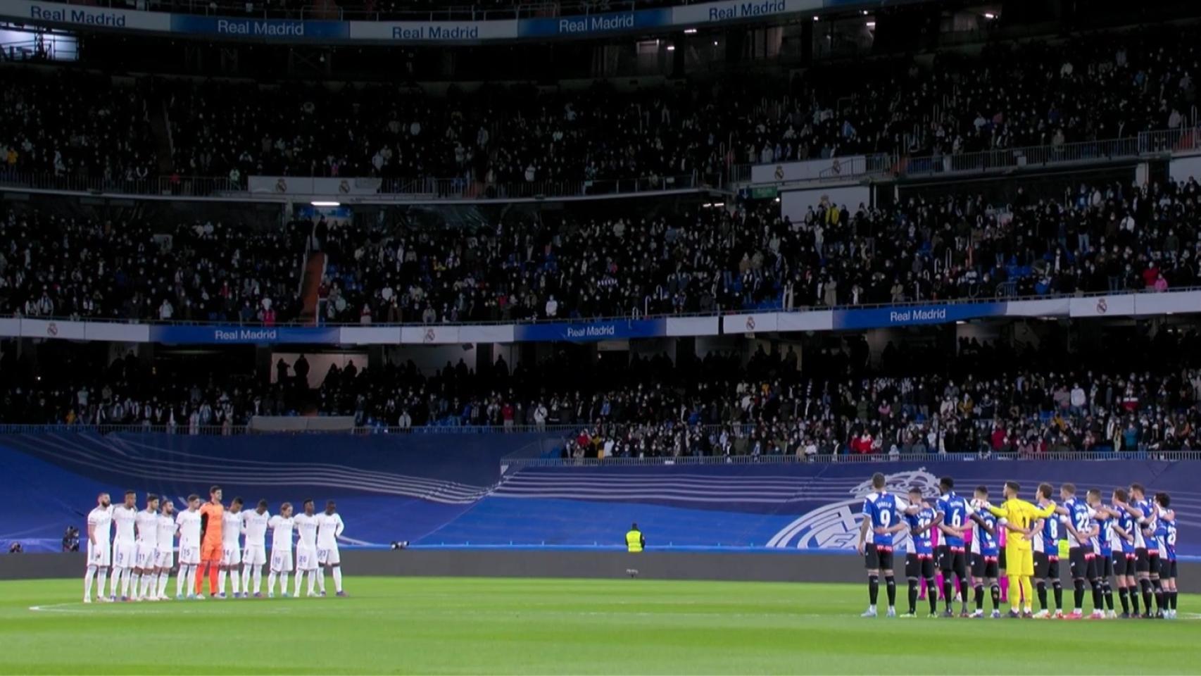 Minuto de silencio en memoria de Berasaluce y Sutter en el Santiago Bernabéu