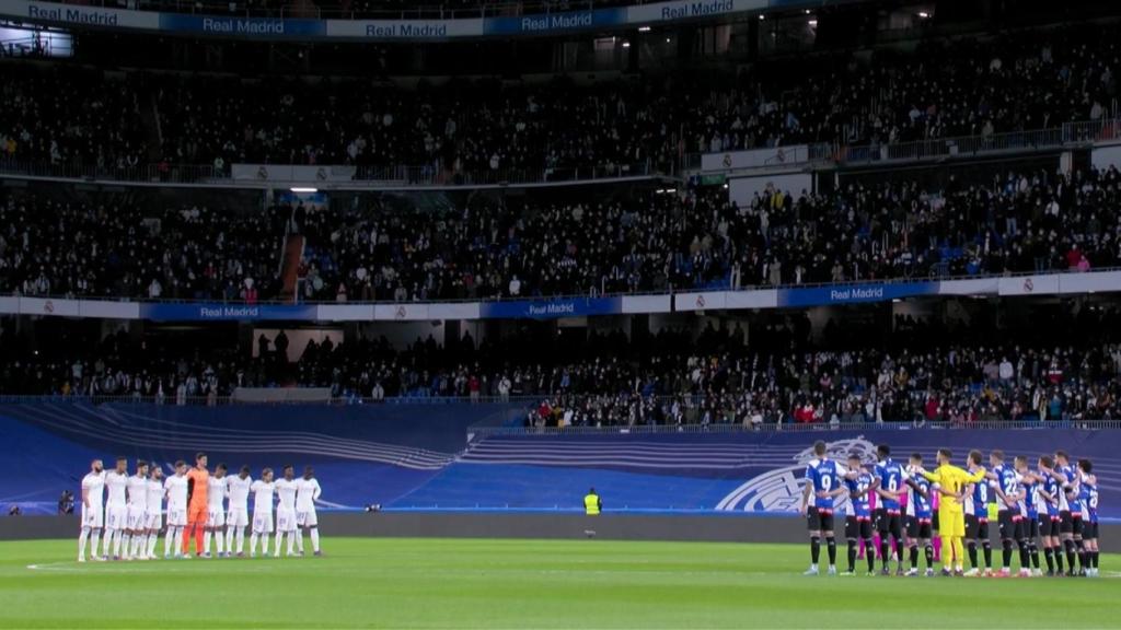 Minuto de silencio en memoria de Berasaluce y Sutter en el Santiago Bernabéu