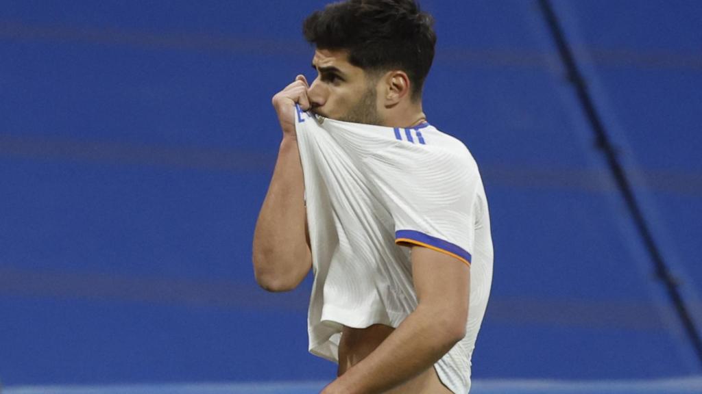 Marco Asensio se besa el escudo tras marcar gol al Deportivo Alavés