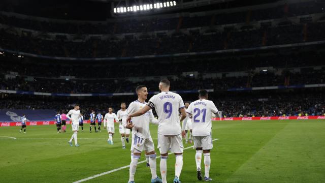 Karim Benzema celebra su gol al Deportivo Alavés